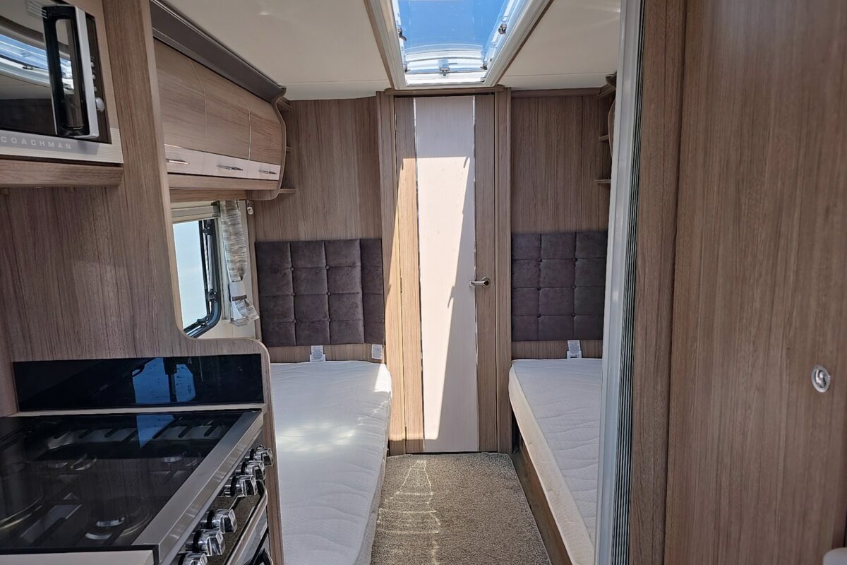 2020 COACHMAN VIP 565