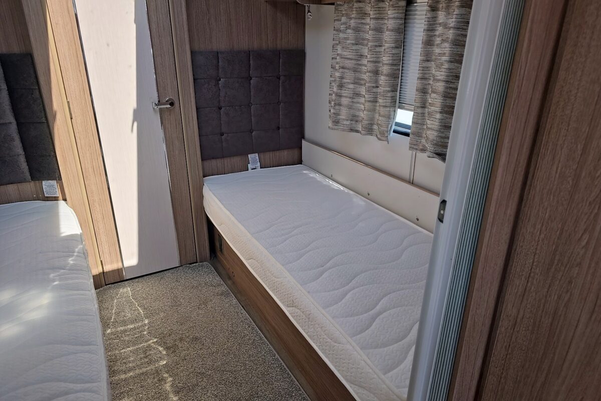 2020 COACHMAN VIP 565