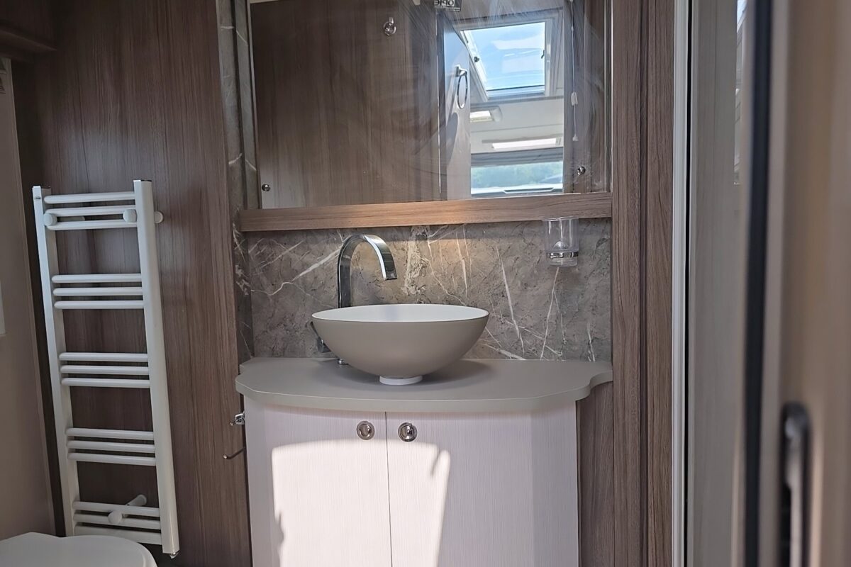 2020 COACHMAN VIP 565