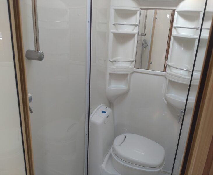 2008 Coachman vip 535/4 interior