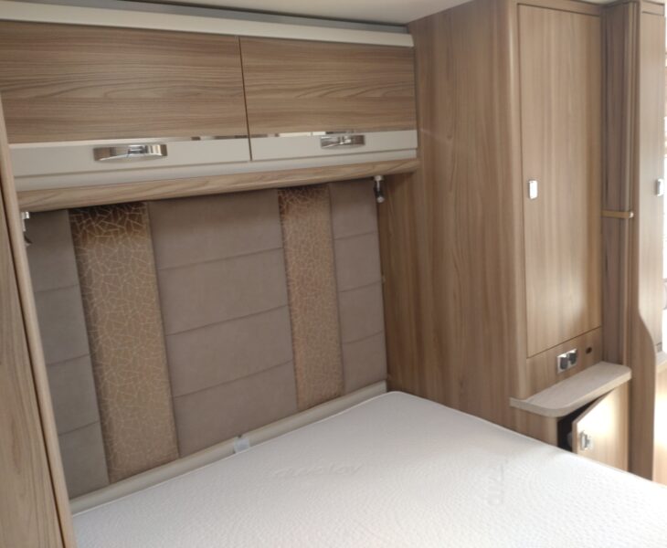 2021 Sterling Elite 880 Interior