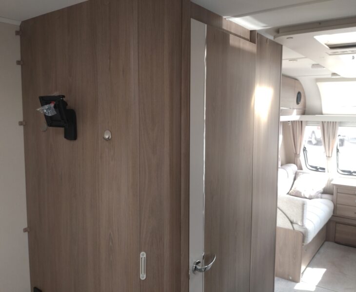 Compass  Capiro 550 Interior