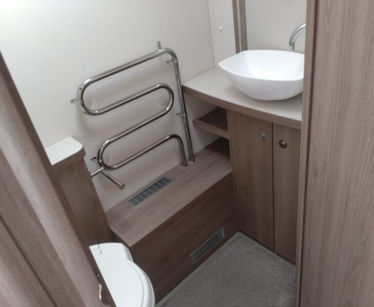 Compass  Capiro 550 Interior