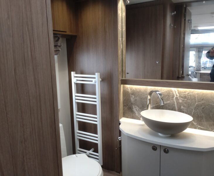 2022 Coachman Vip 520/3 interior