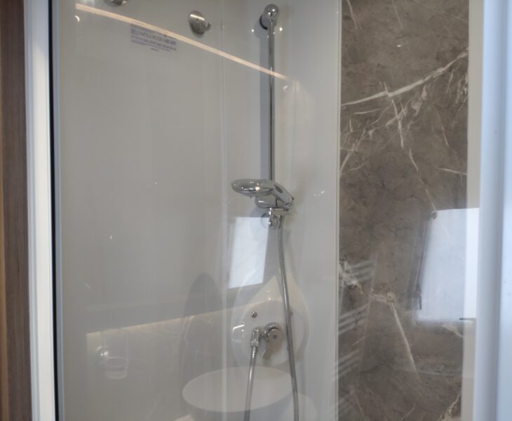 2022 Coachman Vip 520/3 interior