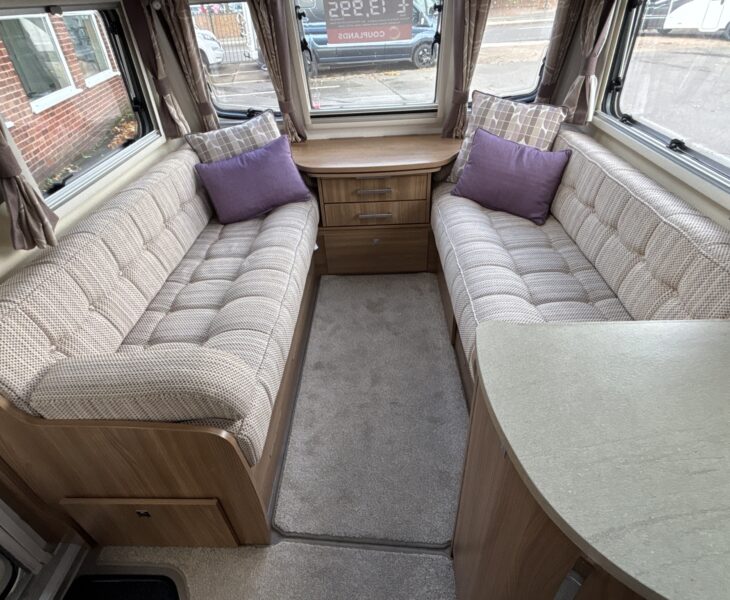2015 Bailey Unicorn Valencia front lounge