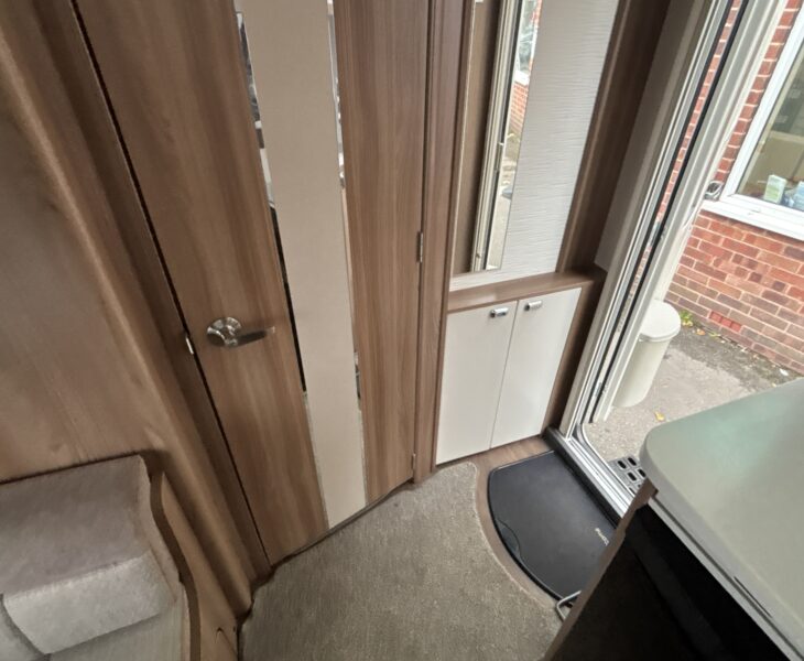 2018 Swift Elegance 530 entrance