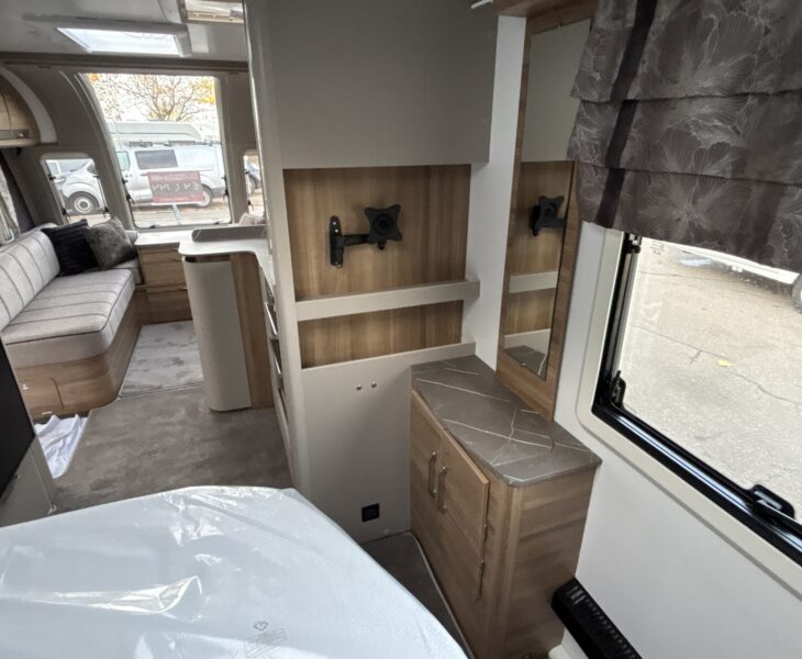 2026 Bailey Alicanto Grande Deluxe Evora Interior