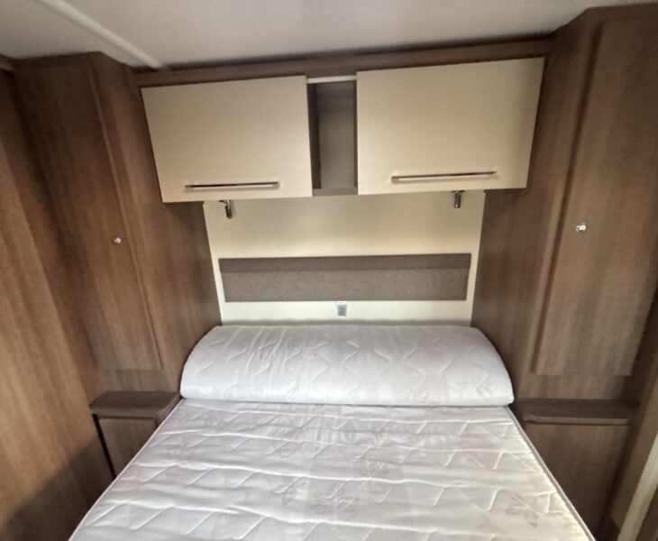 2020 Bailey Phoenix 644 Island bed