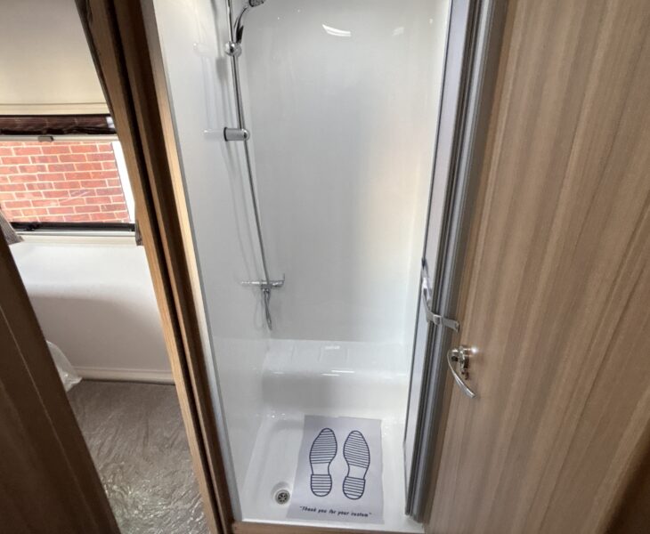 2025 Bailey Pegasus GT75 Portofino separate shower