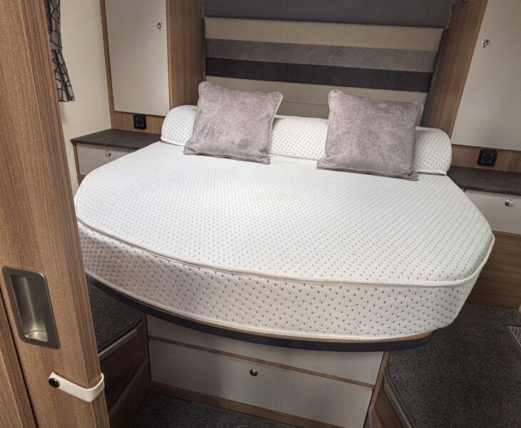 2021 Bailey Autograph 79-4i Fixed Island Bed