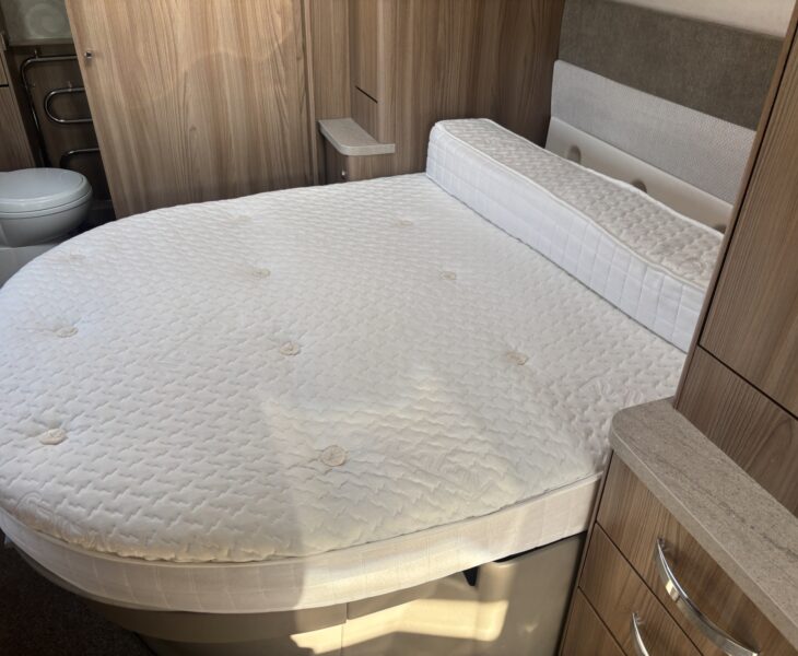 2018 Swift Conqueror 645 Island Bed