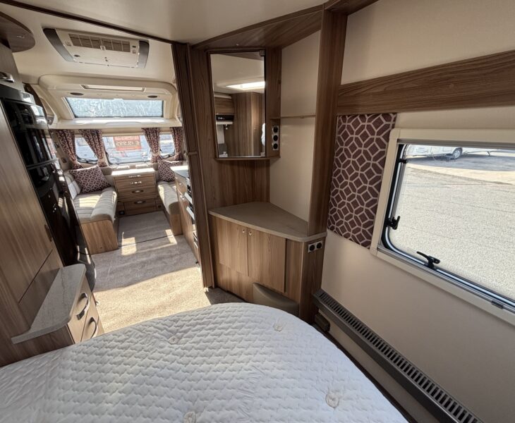 2018 Swift Conqueror 645 dresser
