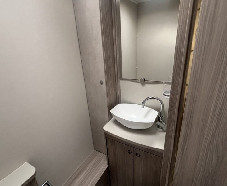 2022 Elddis Sherwood 550 vanity wash basin