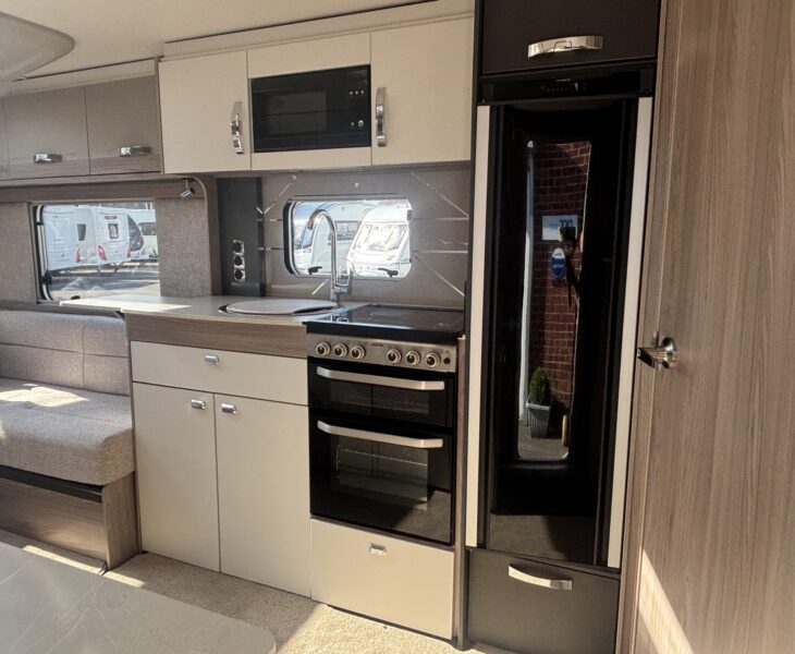 2023 Swift Elite 480 Kitchen area
