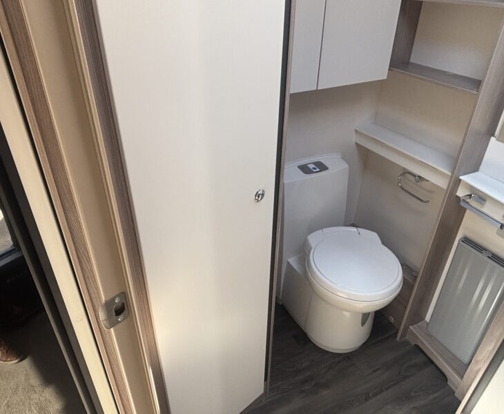 2023 Swift Elite 480 toilet and wardrobe