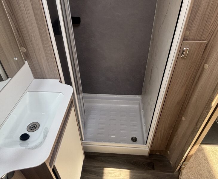 2023 Swift Elite 480 Separate shower