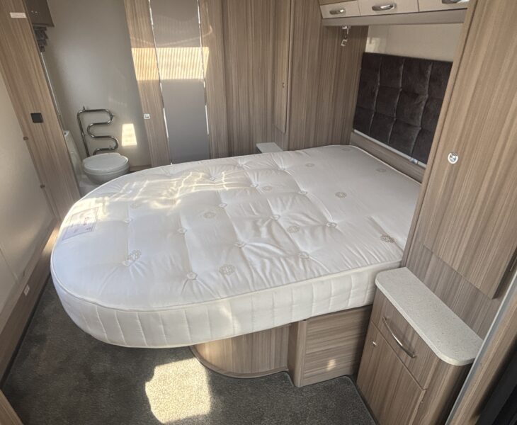2021 Coachman Acadia 875 Xcel transverse island bed