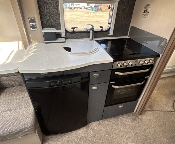 2016 Sterling Eccles 580 Kitchen