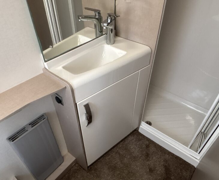 2016 Sterling Eccles 580 Vanity unit and shower