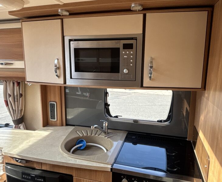 2013 Swift Challenger 480 SE Kitchen lockers