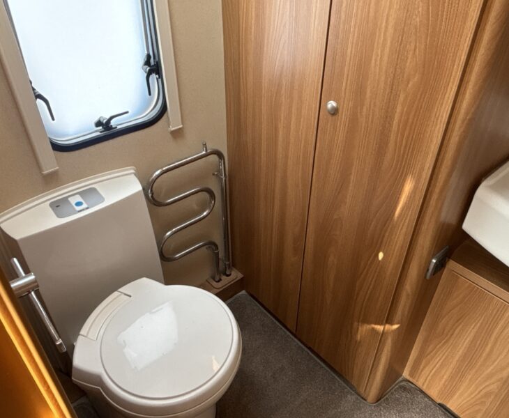 2013 Swift Challenger 480 SE Cassette toilet