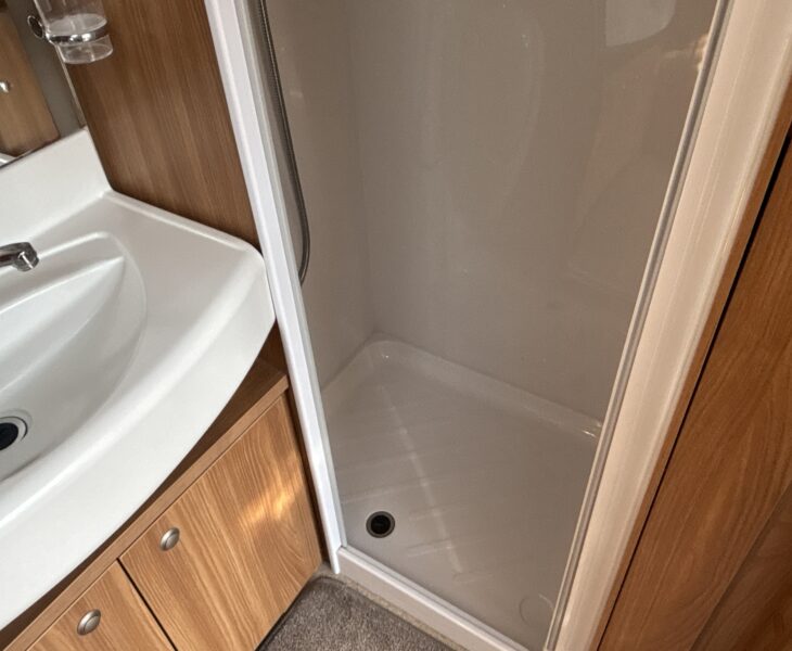2013 Swift Challenger 480 SE Separate shower