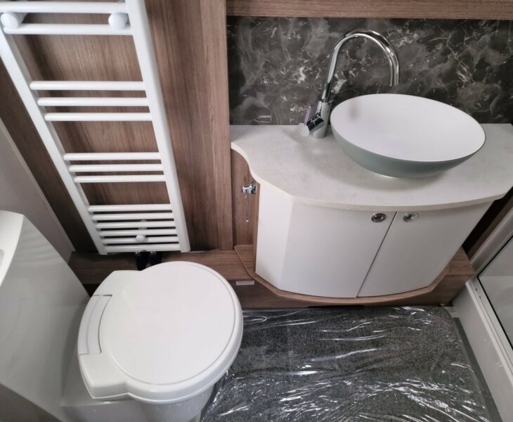 2025 COACHMAN VIP 575 WASHROOM