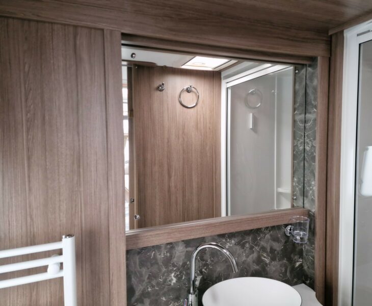 2025 COACHMAN VIP 575 WASHROOM