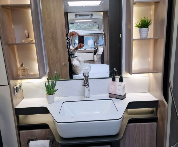 2025 BESSACARR 845 WASHROOM
