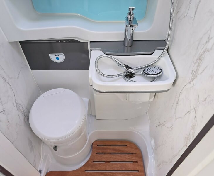 2025 VOYAGER 475  WASHROOM