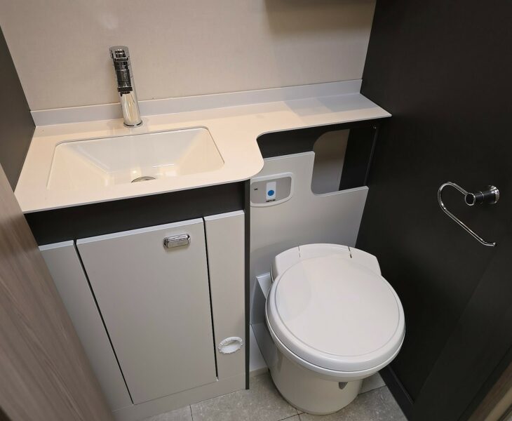 2025 SWIFT VOYAGER 594 WASHROOM