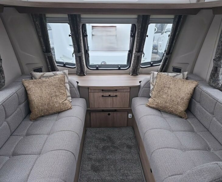 2025 COACHMAN ACADIA 545 SEATING