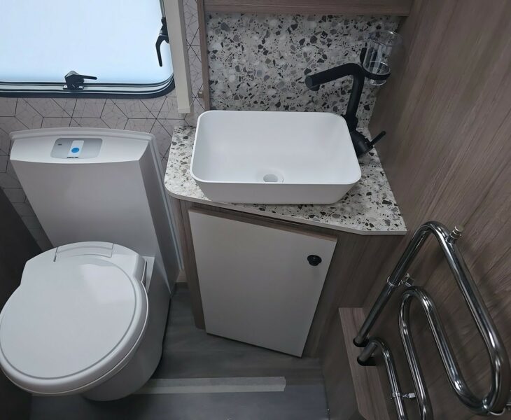 2025 COACHMAN ACADIA 545 WASHROOM