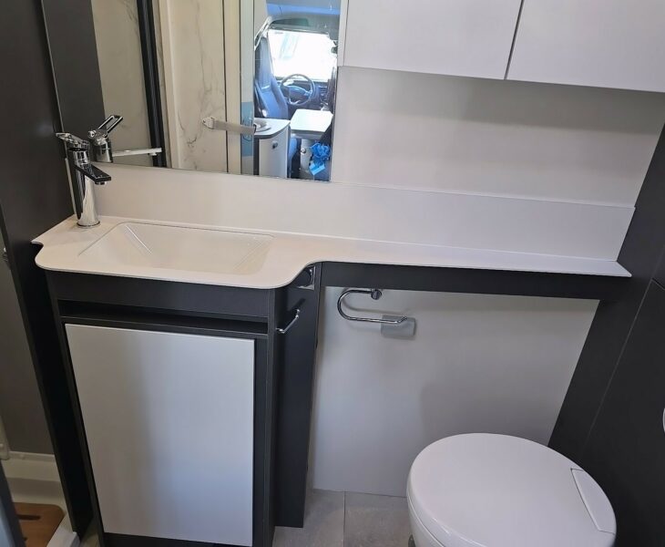 2025 SWIFT VOYAGER 505 WASHROOM