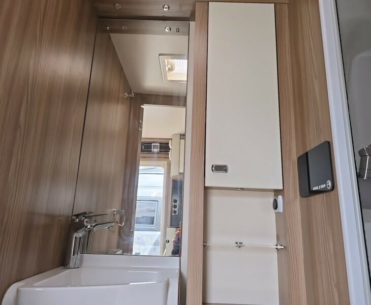 2016 SWIFT BOLERO 744 BATHROOM