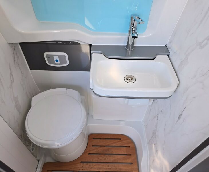 2025 SWIFT CARRERA 132 BATHROOM