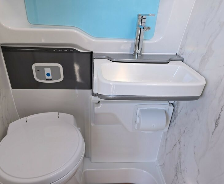 2025 SWIFT CARRERA 132 BATHROOM