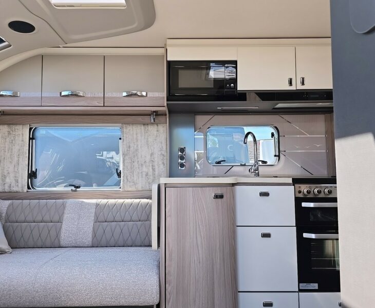2025 SWIFT CHALLENGER EXCLUSIVE 560 ENTRANCE