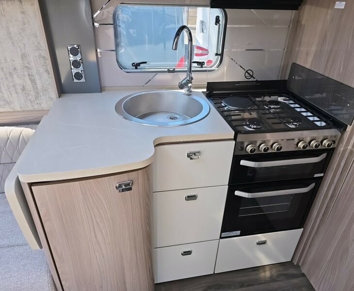 2025 SWIFT CHALLENGER EXCLUSIVE 560 KITCHEN
