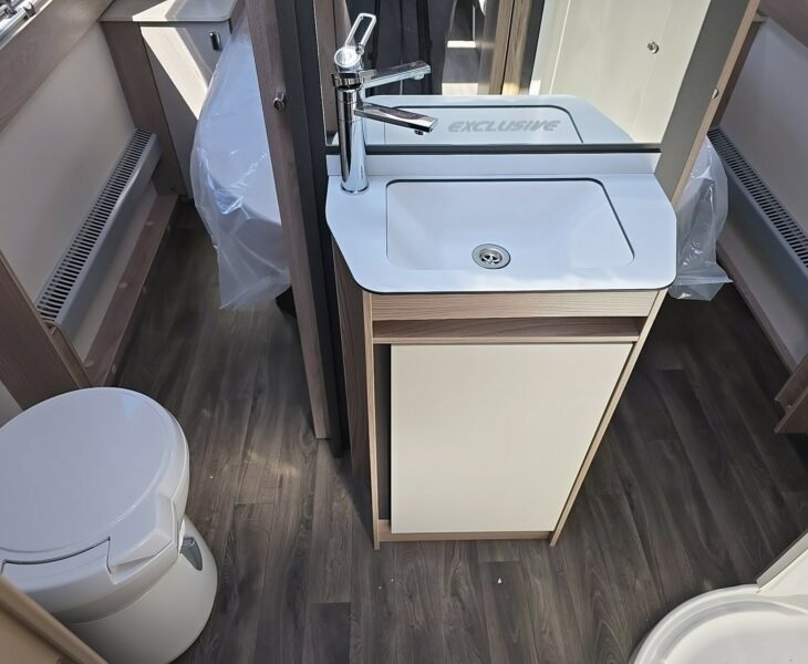 2025 SWIFT CHALLENGER EXCLUSIVE 560 BATHROOM