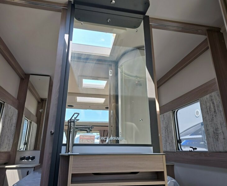 2025 SWIFT CHALLENGER EXCLUSIVE 560 BATHROOM