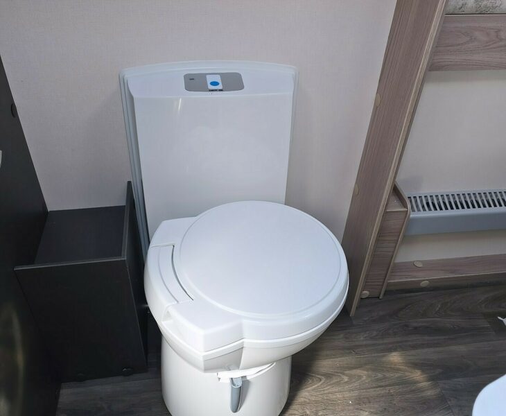 2025 SWIFT CHALLENGER EXCLUSIVE 560 BATHROOM