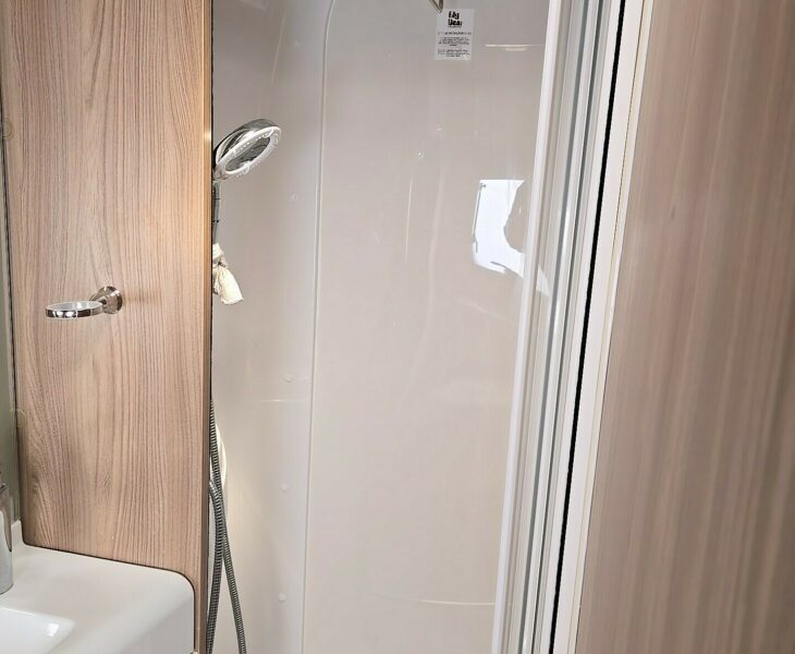 2016 BESSACARR CAMEO 580 SHOWER