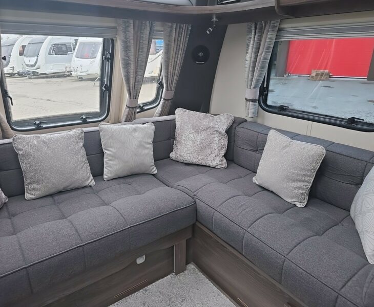 2022 COACHMAN LUSSO II SEATING