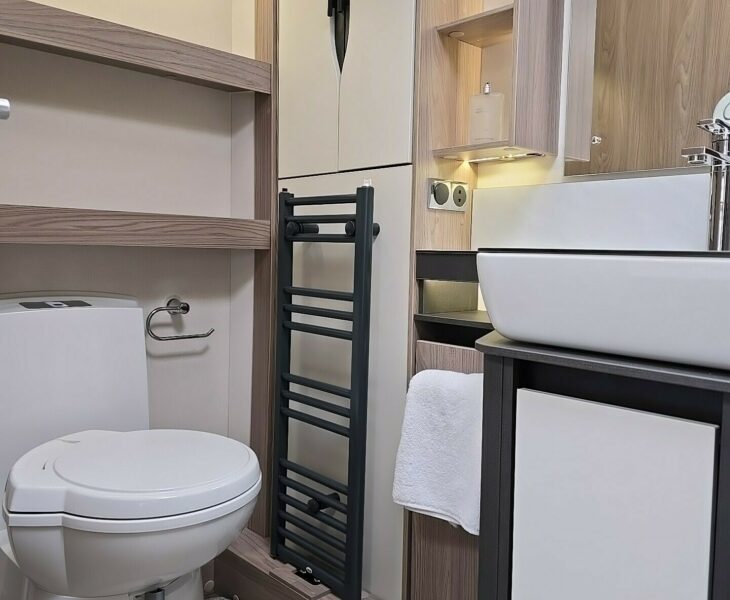 2025 BESSACARR 780 WASHROOM