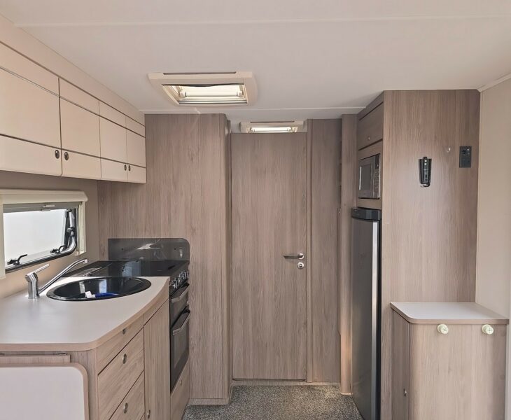 2018 COMPASS CASITA 860 FRONT TO REAR VIEW