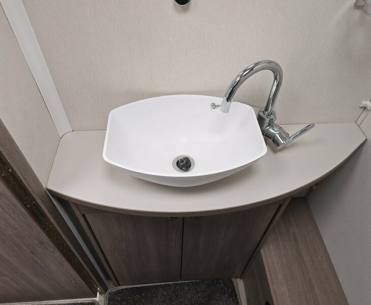 2018 COMPASS CASITA 860 BATHROOM
