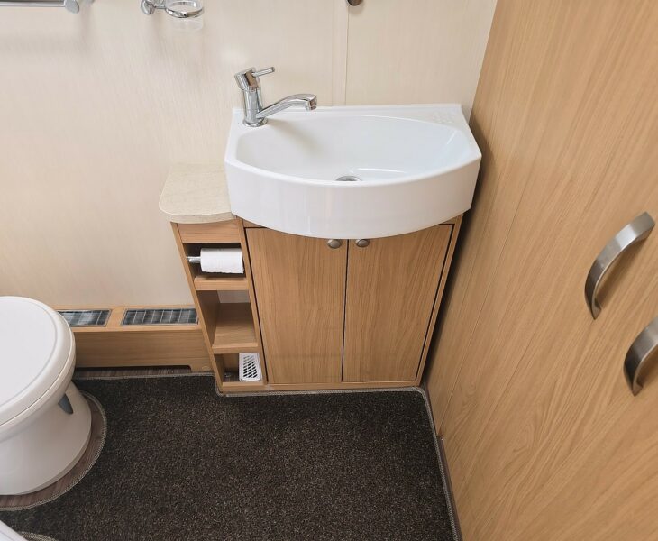 2014 COMPASS OMEGA 482 WASHROOM