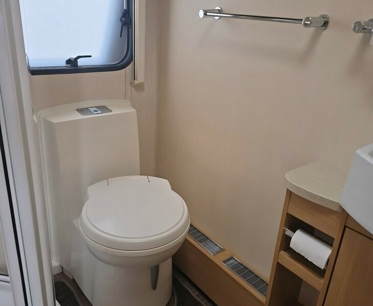 2014 COMPASS OMEGA 482 TOILET